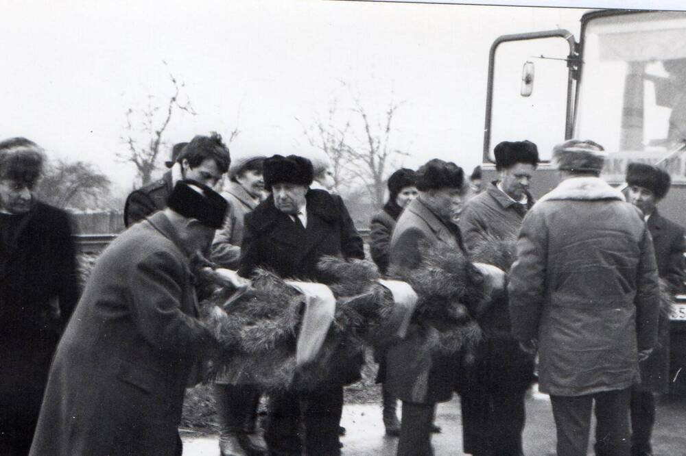 Фотография черно-белая. Оригинал. Сюжетная. Ветераны ВОВ   у автобуса. г.Кропоткин.