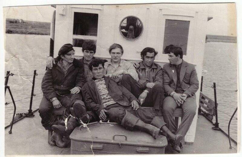 Фотография черно-белая. Худи Александр Воттокович среди друзей. 1970-е