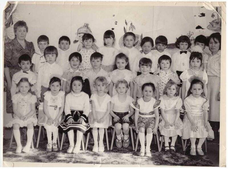 Фотография черно-белая. Старшая группа детского сада Гуси-лебеди. май 1991 г.