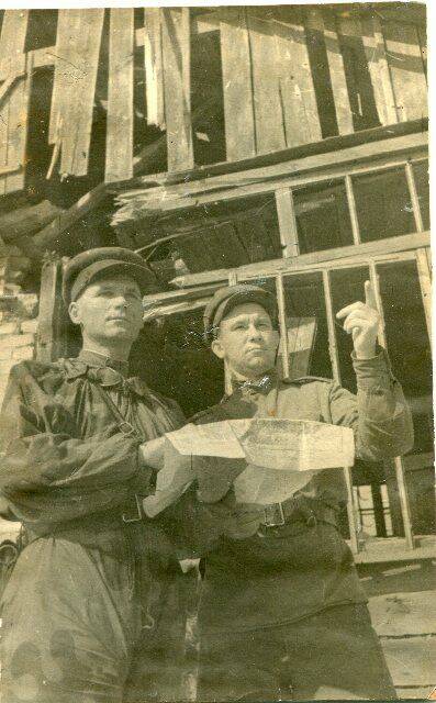 Фотография. Командир 305-й Белгородской стрелковой дивизии полковник Васильев и подполковник Горовецкий на передовом наблюдательном пункте вблизи Белгорода 4 августа 1943 года