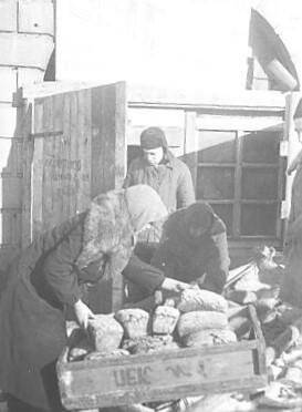 Негатив. Разгрузка хлеба у первого открывшегося хлебного магазина после освобождения Воронежа  от немецко-фашистских захватчиков.