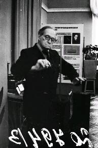 Негатив ч/б Изобретатель Л.С. Термен играет на терменвоксе в отделе радиоэлектроники Политехнического музея