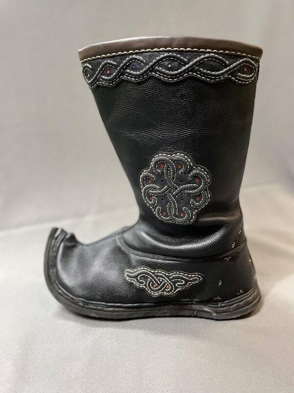 Обувь. Кадыг идик - обувь тувинская национальная из кожи черного цвета