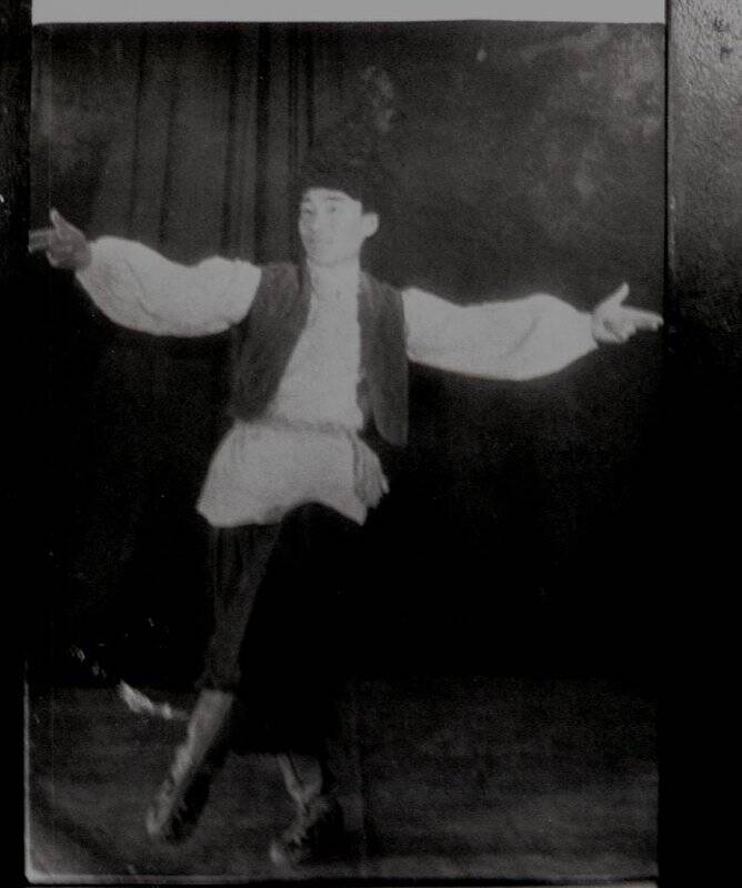 Фотонегатив ч/б. Один из первых артистов балета Тувы Николай Кысыгбай исполняет украшений танец. Работал с А. В. Шатиным переводчиком в хореографической группе в 1942-1945 гг.