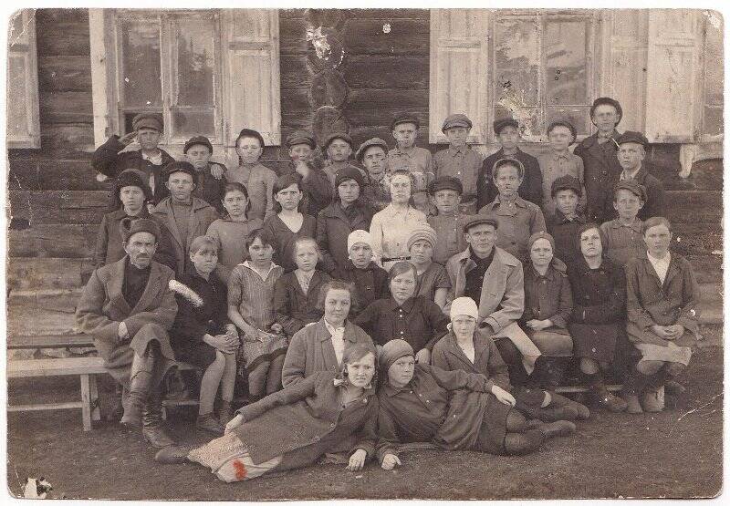Фотография «Группа учащихся Бобровской около школы с учителями Полотнянщиковым А.Ф. и Мезриным».
