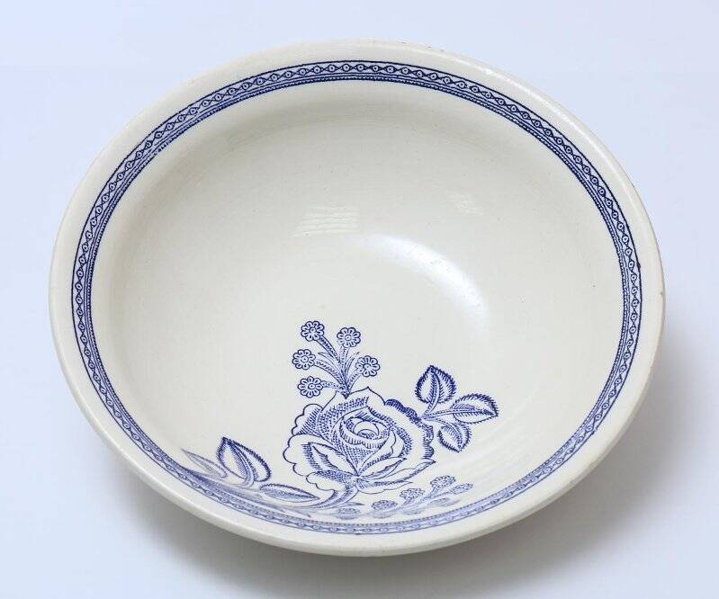 Тарелка столовая глубокая белая с синей розой