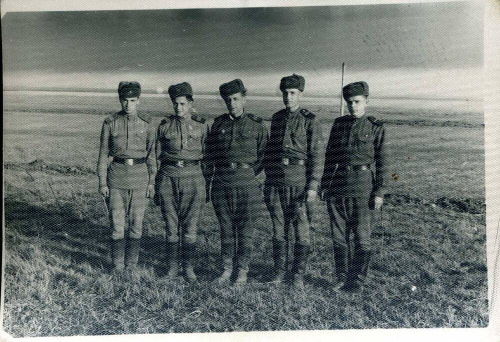 Фотография групповая ч/б. Ковалев Н.Д. с сослуживцами. Первый слева. Казахстан. Подлинник