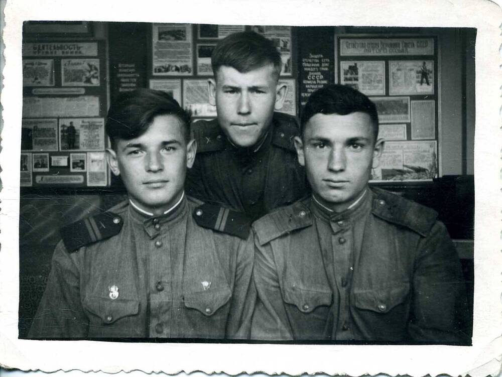 Фотография ч/б Ковалева Н.Д. с сослуживцами во время обучения в полковой школе. Первый справа. Подлинник