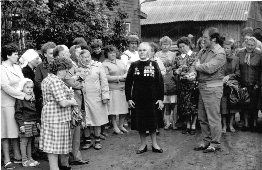 Фото: Макарова Зоя Ивановна выступает на открытии мемориала.