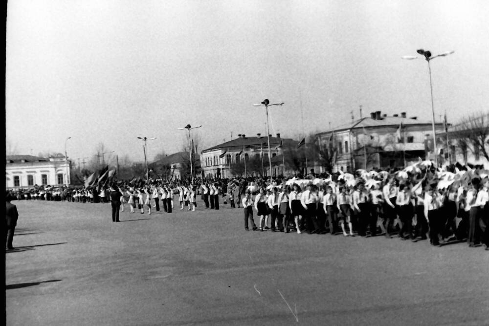 Негатив. Демонстрация 1 Мая 1980 года. г. Троицк.