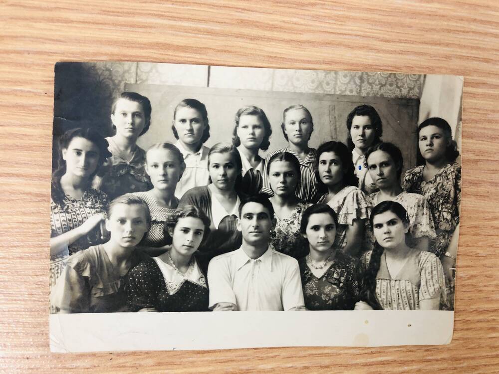 Фотография групповая поясная Попов Роберт Максимович, во время библиотечного ученичества с девушками. Краснодар, 1954 г.