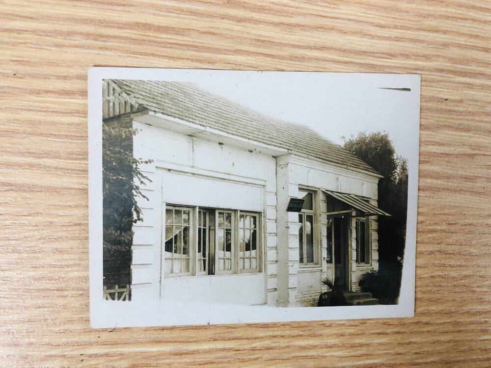 Фотография здания библиотеки, в которой работал Попов Роберт Максимович, подписана читателями. Адлер, 1956 г.