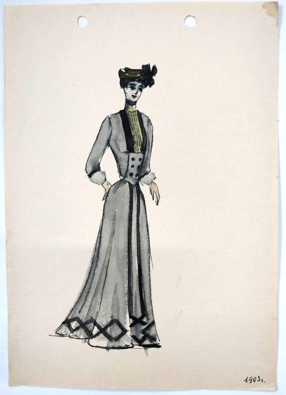 Чернышова Г.А. Эскиз женского костюма со шляпкой 1903 года в серой гамме с черной отделкой, низ юбки украшен геометрическим черным орнаментом.