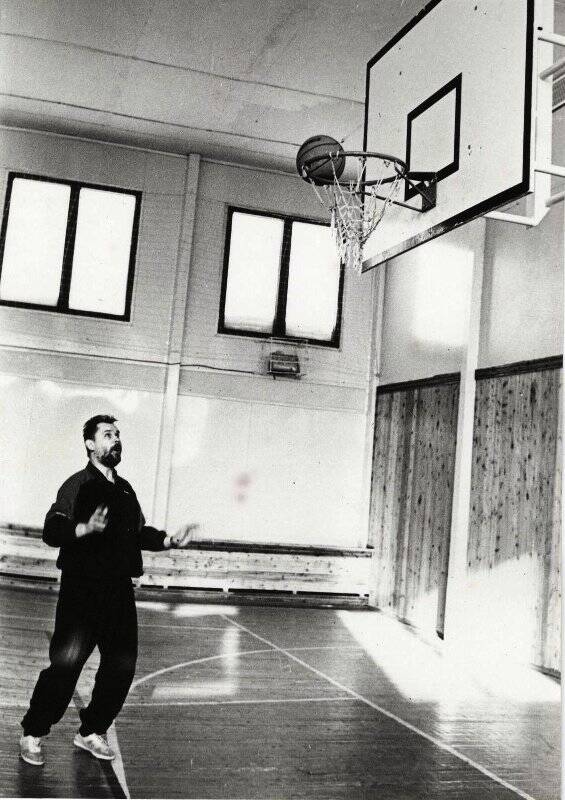 Фотография ч/б. В.В. Лебедевич играет в баскетбол.
