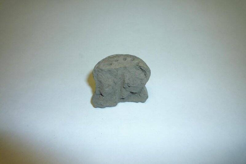 Фрагмент (половинка - бок) небольшого глиняного цилиндрика
