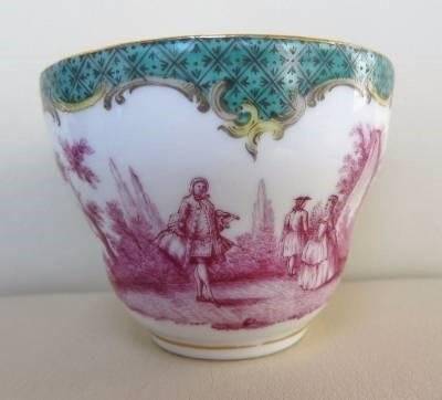 Чашка из чайной  пары с «пюсовой» росписью на сюжеты Ватто.