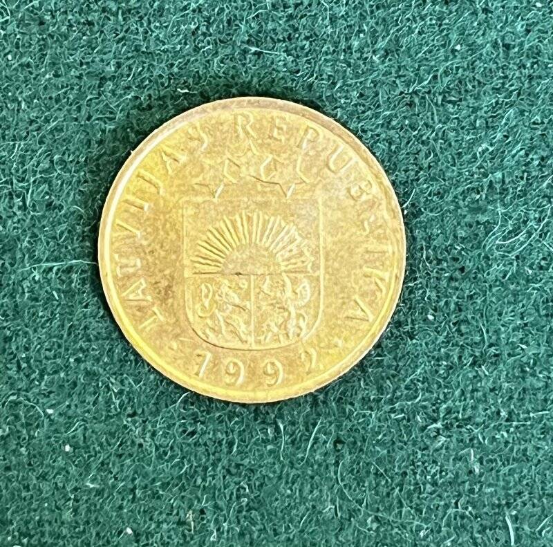 Монета 5 santimi.