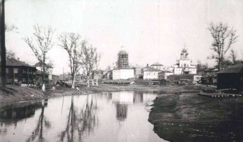 Фотография. Соликамск. Вид на архитектурные памятники с моста у Райпотребсоюза. 1950-е гг.