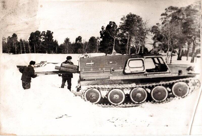 Фотография. Перевозка бурового оборудования на трассе Печоро-Колвинского канала. 1969 г.