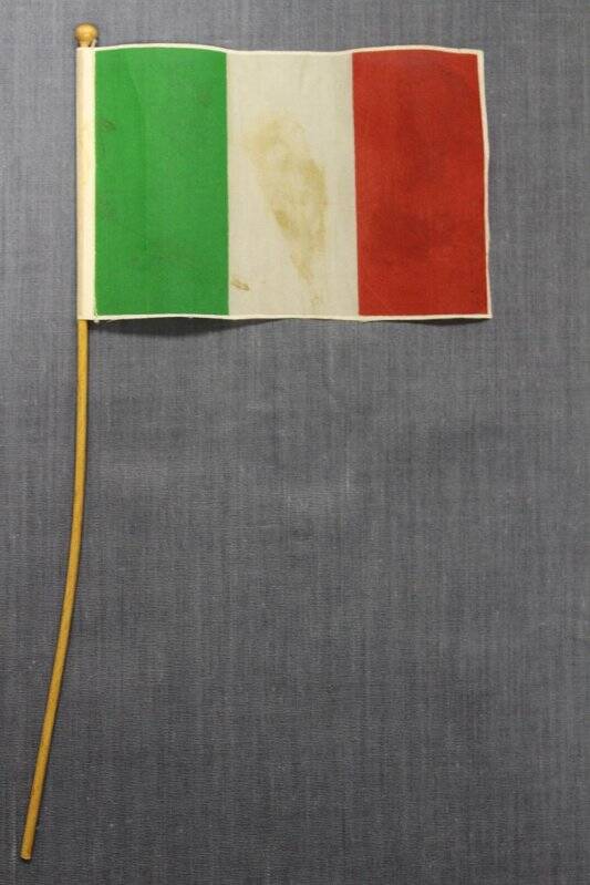Вымпел-флажок Италии (в виде национального флага в миниатюре).