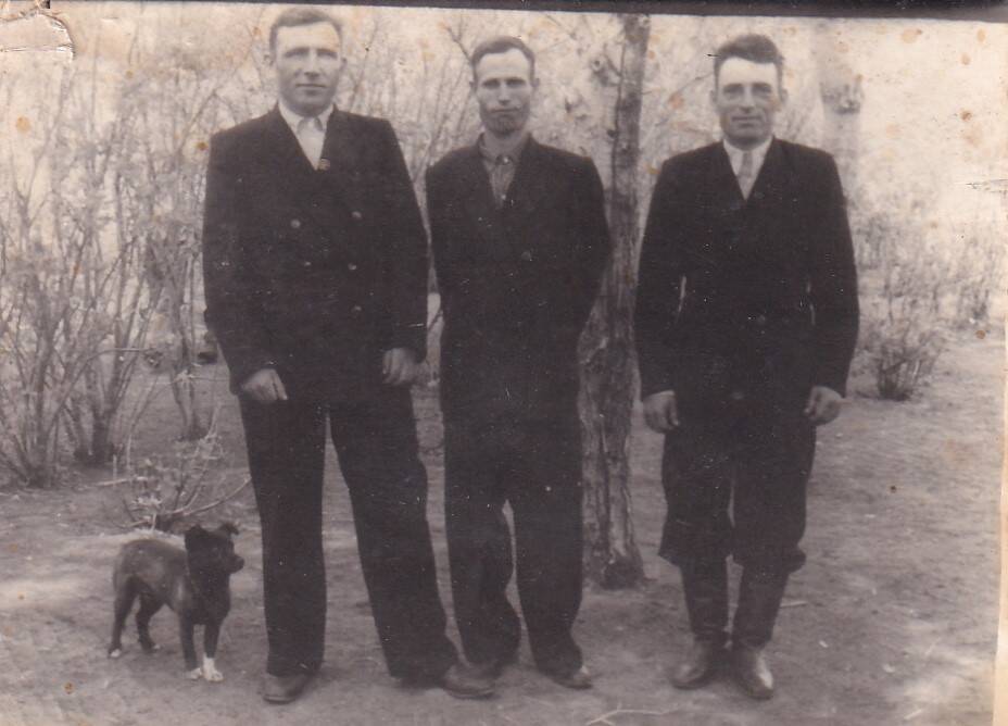 На снимке Стригуль Иван Григорьевич (слева) с друзьями