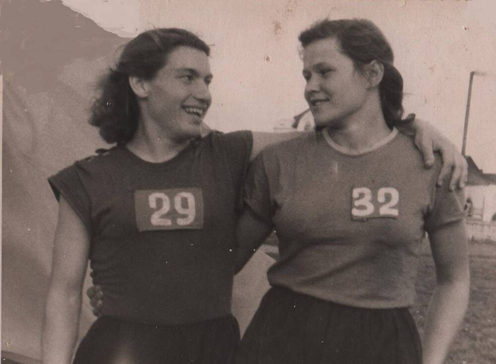 Фотопортрет парный Елизавета Ермолаева с подругой Санкиной на Богородском стадионе, нач.40х годов ХХв.