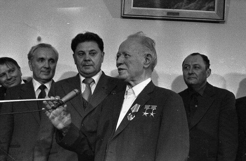 Негатив Вручение М.А. Шолохову ордена Ленина и второй золотой медали «Серп и молот».