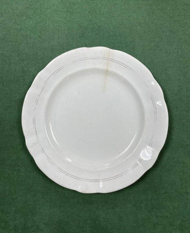 Тарелка белая с волнистым краем