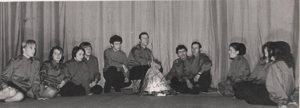 Фото групповое Инструктирование песни Землянка времен ВОВ в ГДК в честь 60 летия ВЛКСМ, 1978Г.