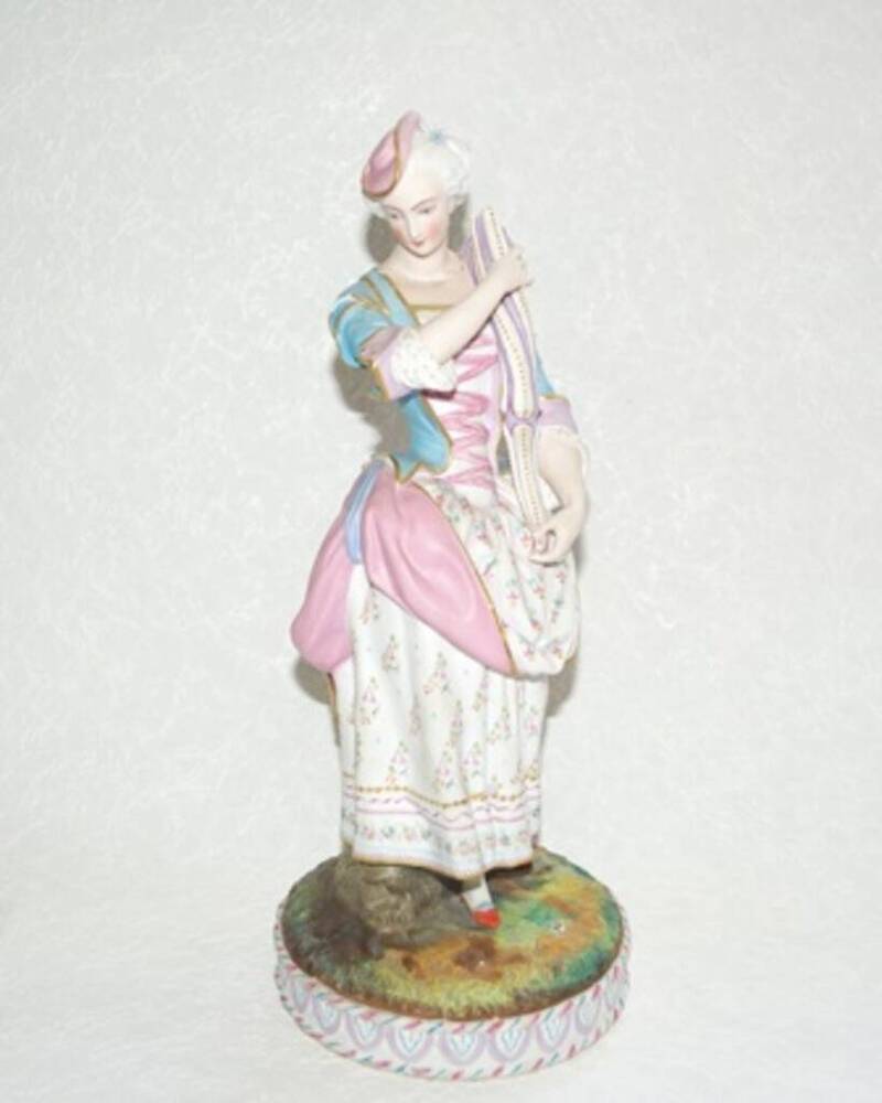Статуэтка: молодая дама в костюме 18 века.