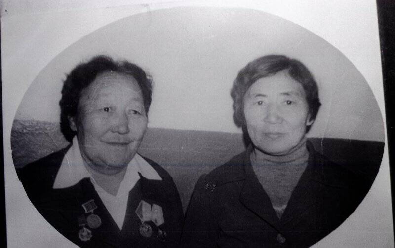 Фотонегатив ч/б. Шагдыр-оол С.Б. с заслуженной учительницей Салчак Борбак-Кара Онугуевной. 1980 г.