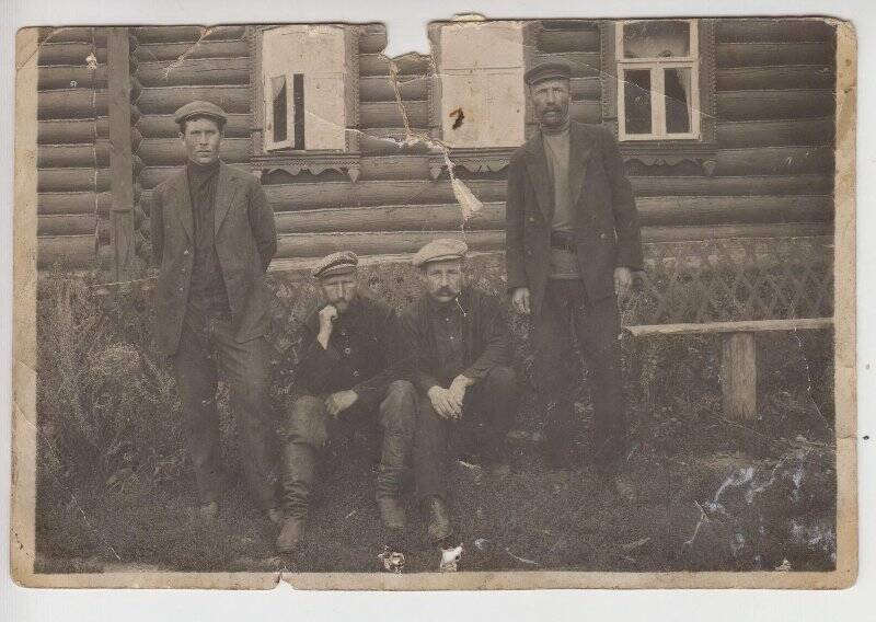 Фотография. Группа рабочих, принимавших участие в революционном восстании 1905 г. (д. Глазечная).