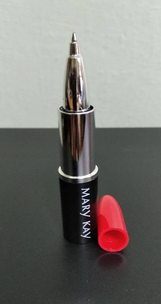 Ручка шариковая «MARY KAY» в виде губной помады со съёмным колпачком. 