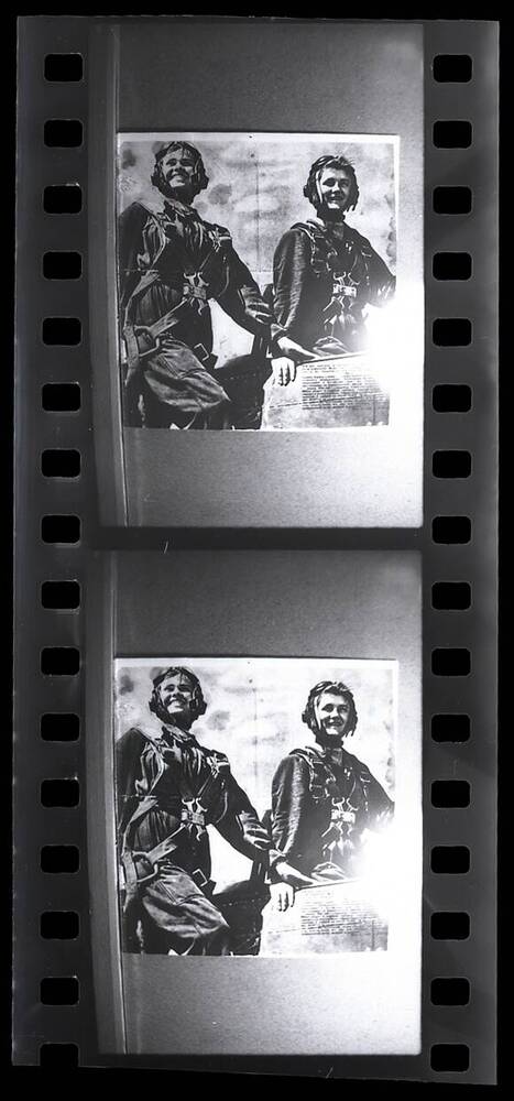 Негатив черно-белый, портрет поколенный. Две летчицы-курсантки Барнаульского аэроклуба. 1960-е гг.