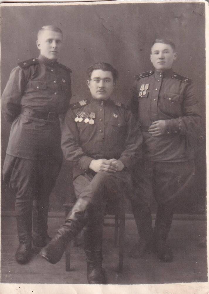 На снимке Стригуль Иван Григорьевич с фронтовыми товарищами
