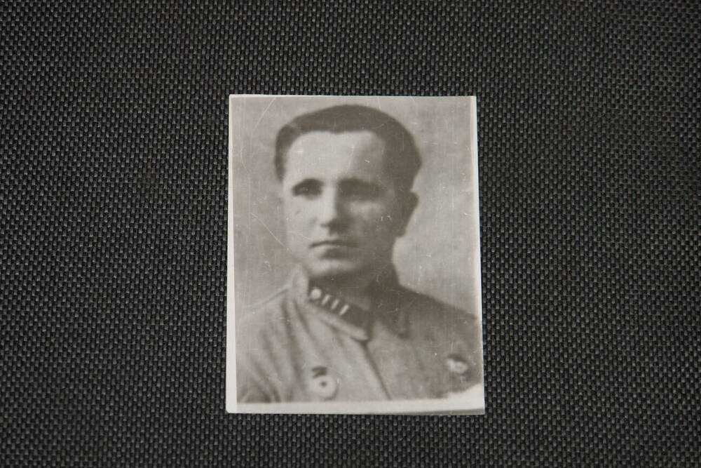 Фотокопия со снимка 1943 г. Портрет Усикова Ивана Адамовича - гвардии подполковника, командира 44 гвардейского стрелкового полка 15 ГСД. Погиб в 1943 г. 1990-е гг