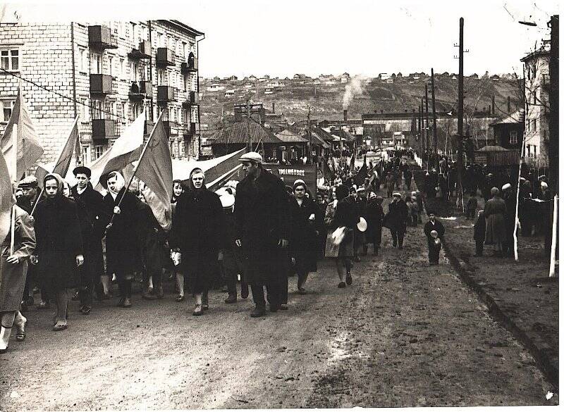 Фотография ч/б. демонстрации 1 мая. колонна трудящихся УЛ. Ленина