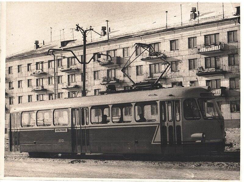Фотография ч/б. Трамвай КТМ -5 на испытаниях в г. Челябинске начало