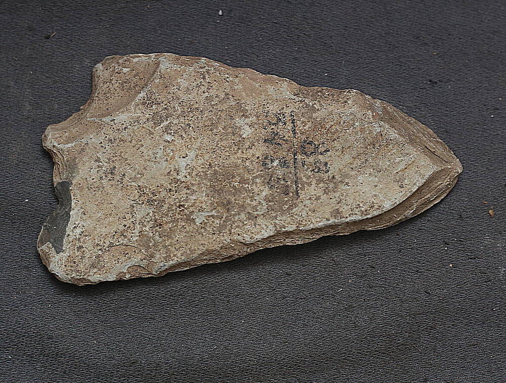 Каменное орудие (фрагмент).