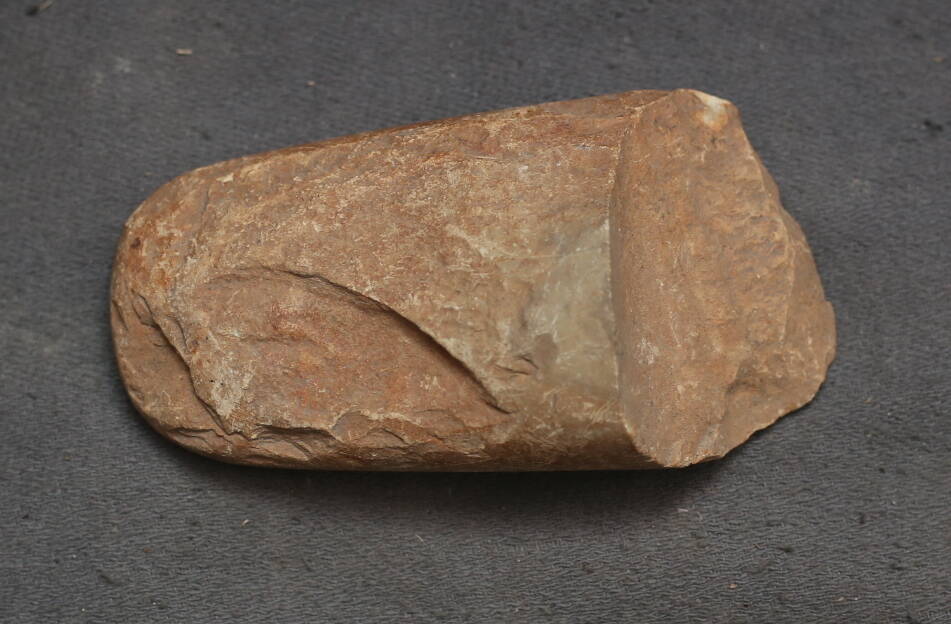 Рубящее каменное шлифованное орудие (фрагмент).