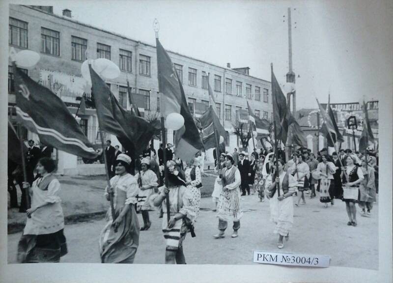 Фото. Празднование в г. Рыльске 1 Мая 1969 года.