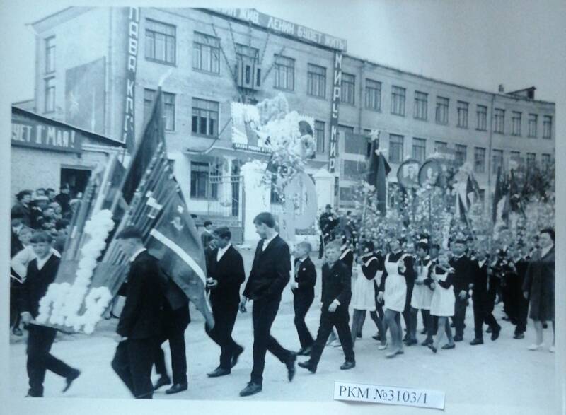 Фото.1 мая 1970 года в Рыльске. Учащиеся направляются к Красной площади.