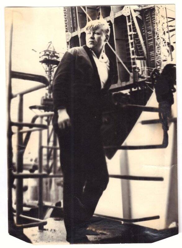 Фотопозитив. II помощник капитана теплохода «Кондопога» Д.А. Веселков на ходовом мостике во время прохождения судна под разводным мостом.