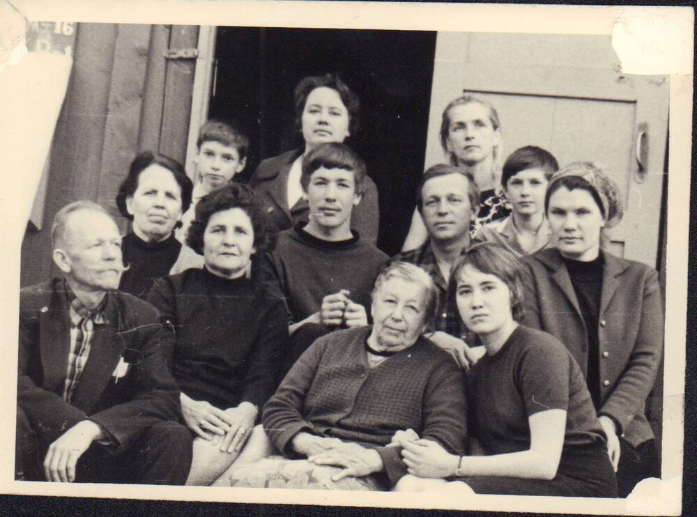 Фотопортрет групповой 12 человек. Родственники Безматерных Георгия Поликарповича  (1 ряд 1 слева)
