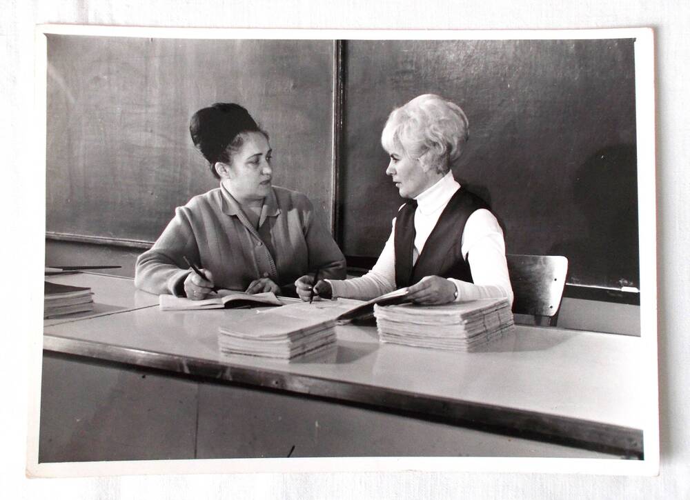 Фото. Морозова М.А. и Козьмина Т.А. в кабинете географии школы-интерната № 1 г. Феодосии. 1975 г.