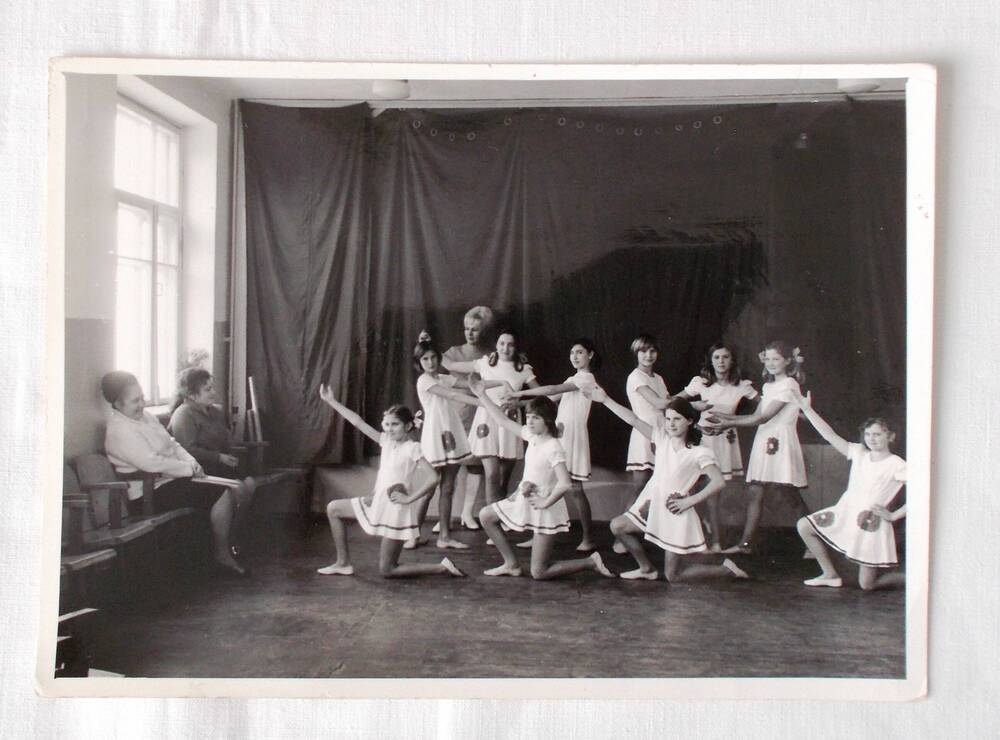 Фото. Занятия танцевального кружка школы-интерната № 1 г. Феодосии. 1975 г.