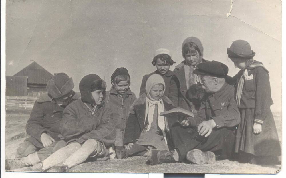 Фотография групповая сюжетная «Новиков-Прибой беседует с детьми с. Зайково. 1943 г.»