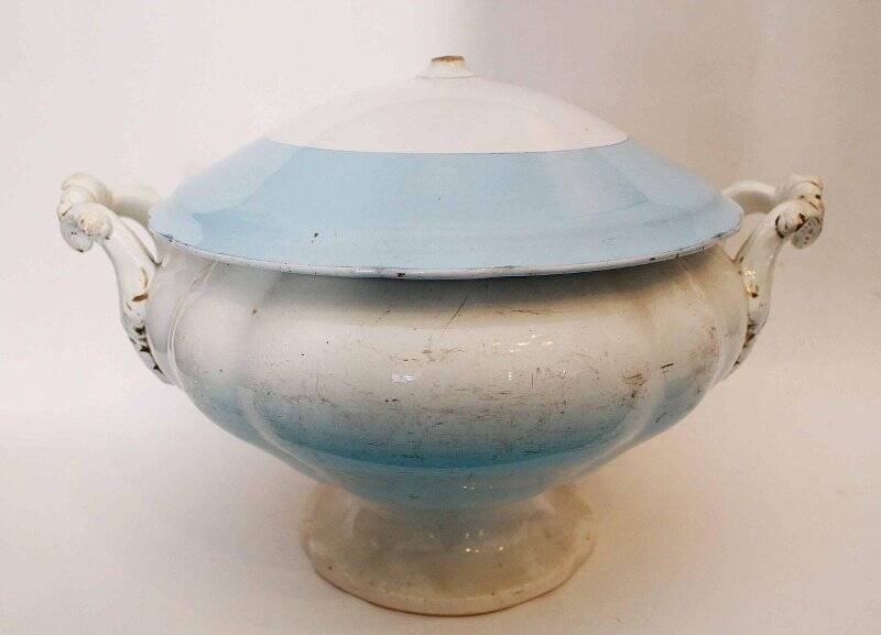 Супница фарфоровая в форме вазы, круглая, с фигурными ручками, крышка с широкой голубой каймой. Клеймо: Фабрики М.С. Кузнецова в Риге.
