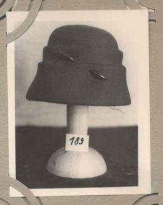 Направление моды головных уборов на 1964 г. Дамская шляпка, фотография