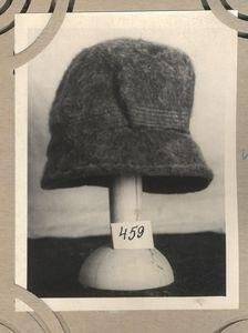 Направление моды головных уборов на 1964 г. Дамская шляпка из фетра, фотография